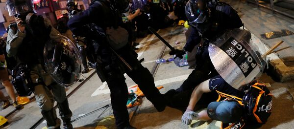 La Policía detiene a manifestantes en Hong Kong - Sputnik Mundo