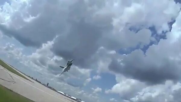 El vuelo rasante de un F-16 - Sputnik Mundo