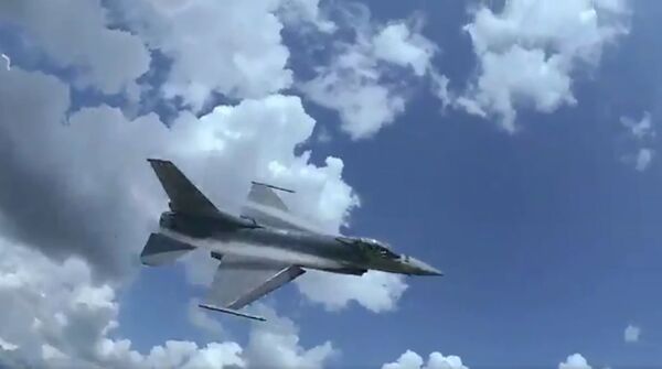 Rasando la tierra: un caza F-16 vuela a una altitud extremadamente baja - Sputnik Mundo