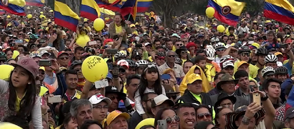 La ciudad natal de Egan Bernal celebra su histórica victoria en el Tour de Francia - Sputnik Mundo