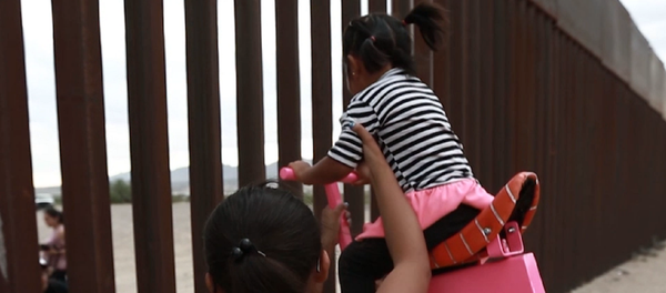 El sencillo mensaje de los niños divididos por la frontera entre México y EEUU - Sputnik Mundo