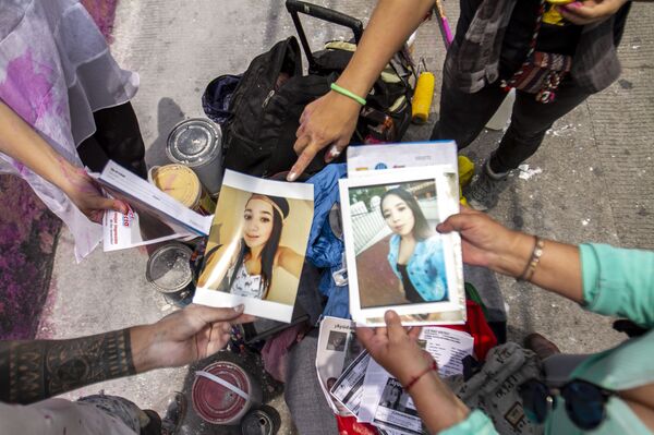 Los rostros de desaparecidos toman los muros de Ciudad de México (fotos) - Sputnik Mundo