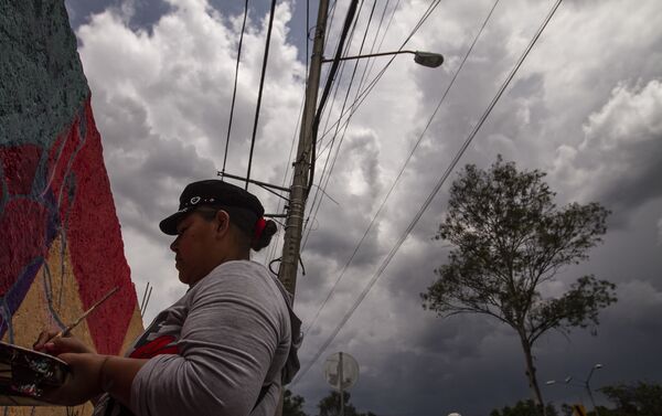 Integrante del Colectivo Buscando a Nuestrxs Desaparecidxs cdmx, pinta el mural dedicado a Pamela Gallardo Volante, en la alcaldía Tlalpan de la ciudad de México - Sputnik Mundo