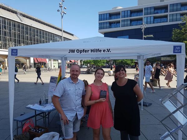 Es casi fascista: extestigos de Jehová alemanes se unen contra la organización Es casi fascista: extestigos de Jehová alemanes se unen contra la organización - Sputnik Mundo