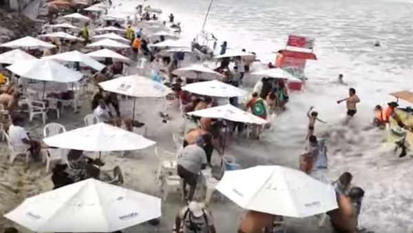 Fuertes olas golpean la costa del estado de Río de Janeiro, Brasil - Sputnik Mundo