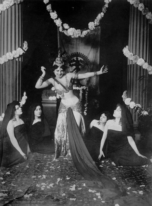 La enigmática Mata Hari, ¿bailarina, cortesana o doble agente? - Sputnik Mundo