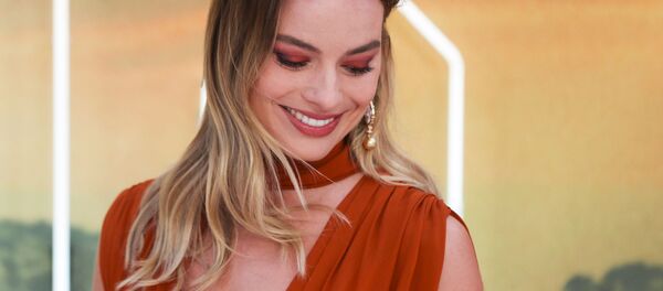 Tarantino reúne estrellas en el estreno británico de su nueva película - Sputnik Mundo