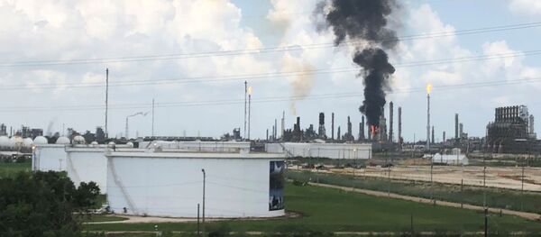 Planta petroquímica de la empresa ExxonMobil en Texas - Sputnik Mundo