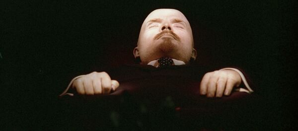 El cuerpo embalsamado de Vladímir Lenin, en exposición en el interior de su mausoleo en la Plaza Roja - Sputnik Mundo
