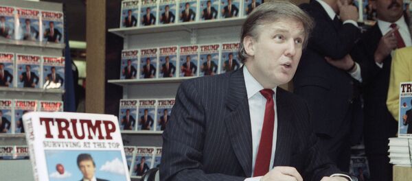 Donald Trump autografía una copia de su libro 'Trump: Surviving at the Top', el agosto de 1990 - Sputnik Mundo