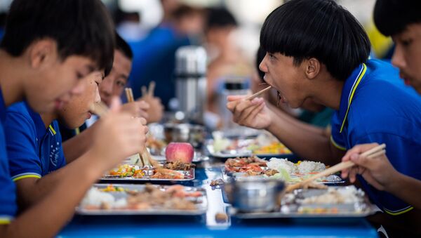 Unos jóvenes chinos comiendo - Sputnik Mundo