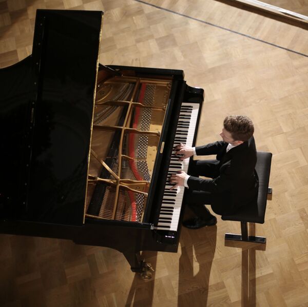 Ilya Ramlav, el joven pianista ruso que deslumbra con su música Ilya Ramlav, el joven pianista ruso que deslumbra con su música - Sputnik Mundo