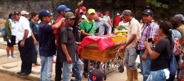 Entierro de las víctimas de la Masacre de Ticoporo, en Venezuela Entierro de las víctimas de la Masacre de Ticoporo, en Venezuela - Sputnik Mundo