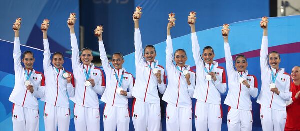Equipo mexicano de nado sincronizado luego de ganar una medalla de plata en los Juegos Panamericanos de Lima 2019 - Sputnik Mundo