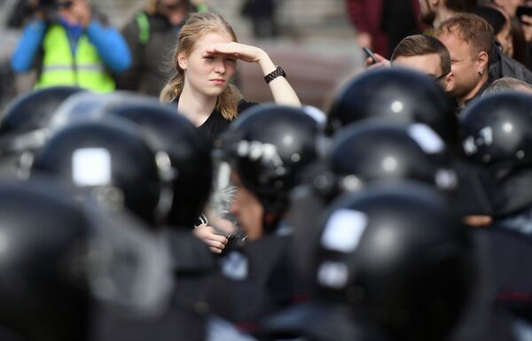Al menos 30 detenidos por alterar el orden público durante una manifestación en Moscú - Sputnik Mundo