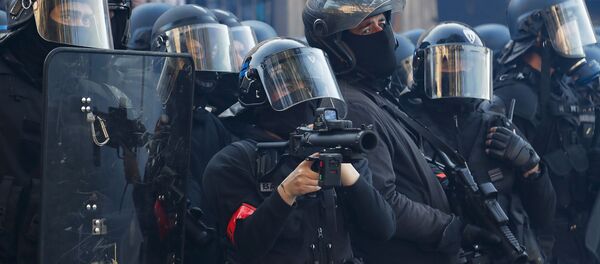 Los policias franceses durante las protestas antigubernamentales de chalecos amarillos en París (abril de 2019) - Sputnik Mundo