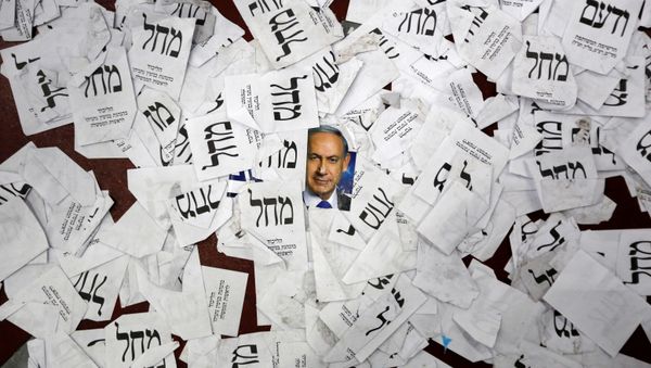 La foto del primer ministro israelí, Benjamin Netanyahu, y las papeletas del partido Likud La foto del primer ministro israelí, Benjamin Netanyahu, y las papeletas del partido Likud - Sputnik Mundo