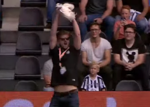 Un pollo interrumpe un partido de fútbol en 'señal de protesta' - Sputnik Mundo