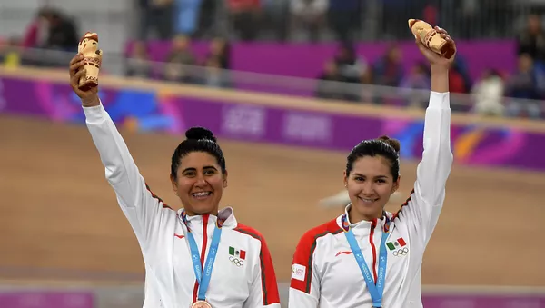 La mexicana Lizbeth Salazar y Jessica Bonilla celebran al ganar una bronce en ciclismo - Sputnik Mundo