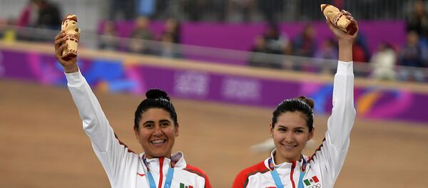 La mexicana Lizbeth Salazar y Jessica Bonilla celebran al ganar una bronce en ciclismo La mexicana Lizbeth Salazar y Jessica Bonilla celebran al ganar una bronce en ciclismo - Sputnik Mundo