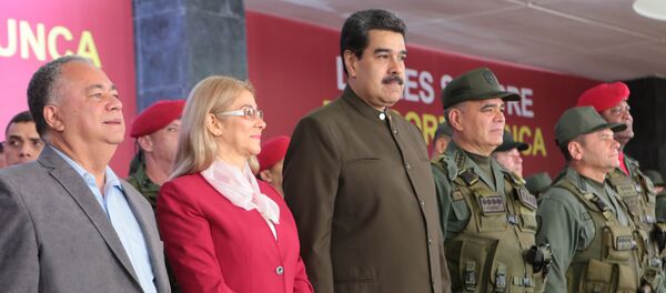 Presidente de Venezuela, Nicolás Maduro, con su esposa Cilia Flores y ministro de Defensa, Vladimir Padrino, durante el 82 aniversario de la Guardia Nacional Bolivariana (GNB) - Sputnik Mundo