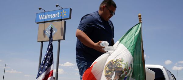 Banderas de EEUU y México en el lugar del tiroteo en El Paso, Texas - Sputnik Mundo