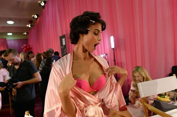 Entre los bastidores del Victoria's Secret Fashion Show - Sputnik Mundo