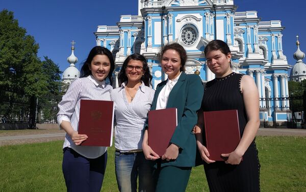 Día de la defensa, junto a compañeras - Sputnik Mundo