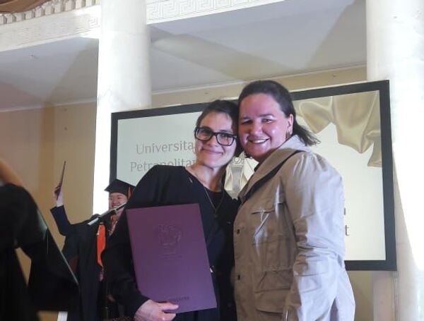 Con su amiga Olga - Sputnik Mundo