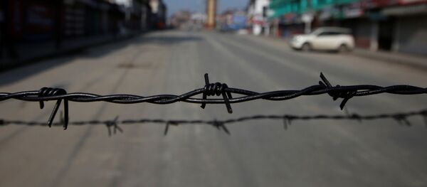 Alambre de púas en una carretera desierta durante las restricciones en Srinagar, Cachemira - Sputnik Mundo