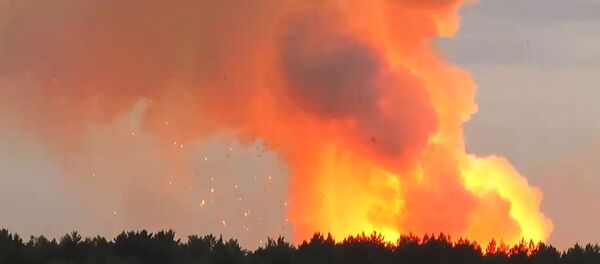 Incendio en un almacén de municiones en Áchinsk, Rusia - Sputnik Mundo