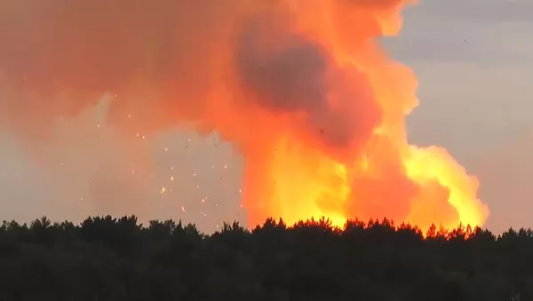 Incendio en un almacén de municiones en Áchinsk, Rusia - Sputnik Mundo