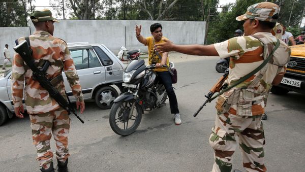 Los militares paran a un hombre en la zona restringida de Jammu Los militares paran a un hombre en la zona restringida de Jammu - Sputnik Mundo