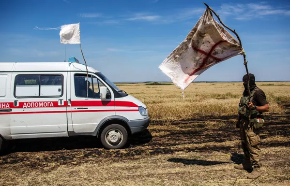 Украинский военный с белым флагом во время передачи убитых на нейтральной территории вблизи поселка Диброво в Донецкой области Украинский военный с белым флагом во время передачи убитых на нейтральной территории вблизи поселка Диброво в Донецкой области - Sputnik Mundo