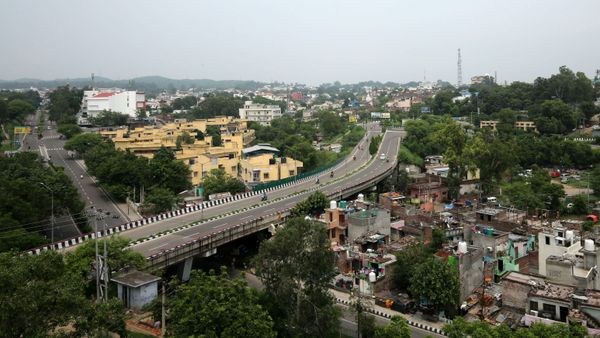 Las carreteras vacias durante las retricciones en Jammu Las carreteras vacias durante las retricciones en Jammu - Sputnik Mundo