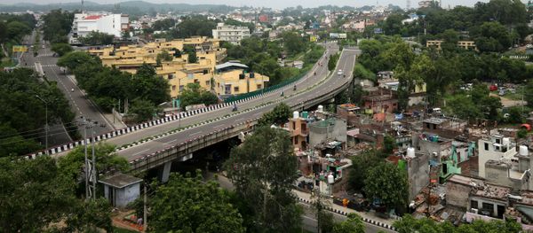 Las carreteras vacias durante las retricciones en Jammu - Sputnik Mundo