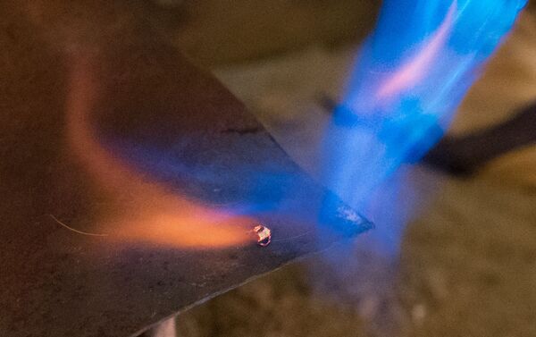 Un obrero funde el oro - Sputnik Mundo