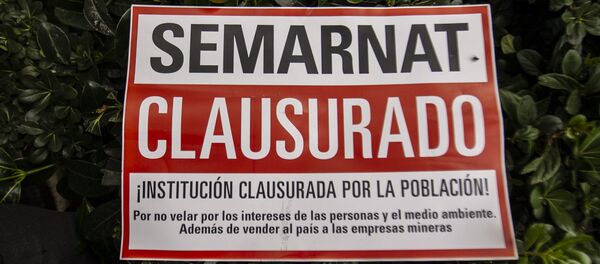 Cartel que exige la clausura de la Secretaria del Medio Ambiente y Recursos Naturales por la negligencia para atender las catástrofes ambientales que Grupo México ha ocasionado en diversos estados de la República Mexicana - Sputnik Mundo