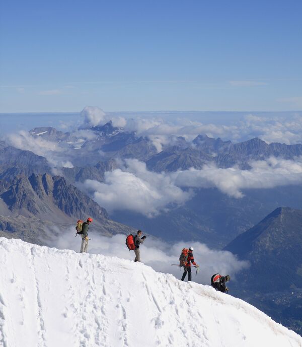 Quince escalofriantes fotos de escalada a las cimas más altas del planeta - Sputnik Mundo