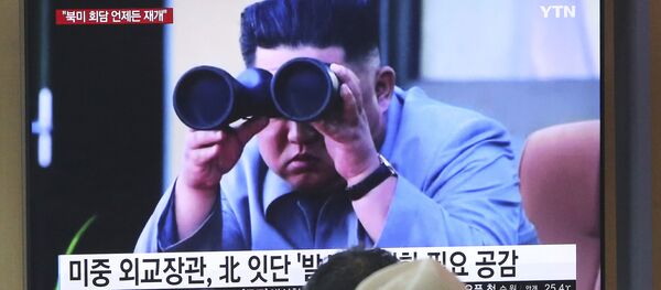 Лидер КНДР Ким Чен Ын в новостном сюжете на экране телевизора в Южной Корее  - Sputnik Mundo