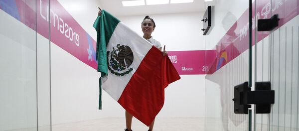 Paola Longoria sostiene la bandera de México tras derrotar a la argentina María Vargas - Sputnik Mundo