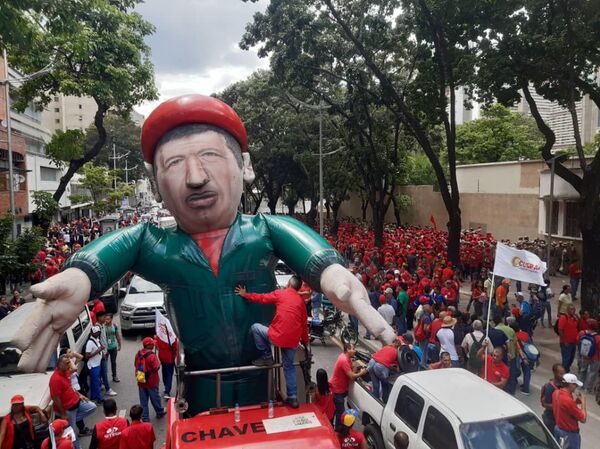 Seguidores del Gobierno venezolano marchan en rechazo a las sanciones de Trump - Sputnik Mundo