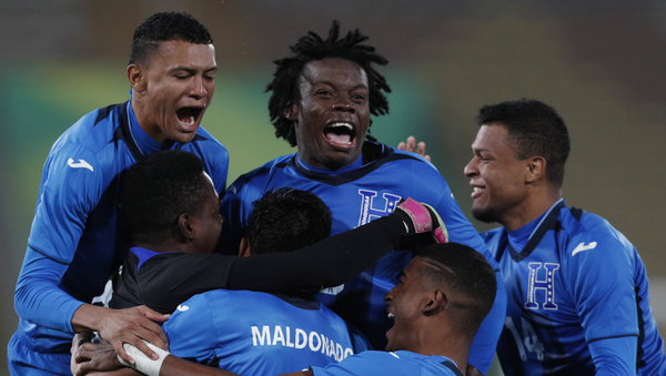 La selección de Honduras celebra su triunfo ante México en la semifinal de los Panamericanos - Sputnik Mundo