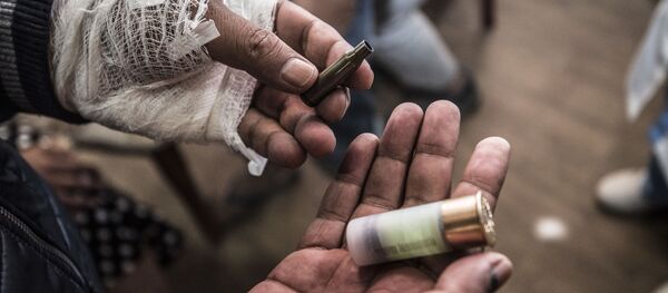 Un hombre muestra el casquillo encontrado tras la operación en Kirguistán - Sputnik Mundo
