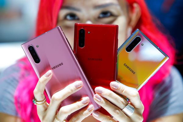Женщина с телефонами во время презентации Samsung Galaxy Note 10 в Барклайс-Центре в Бруклине, Нью-Йорк Женщина с телефонами во время презентации Samsung Galaxy Note 10 в Барклайс-Центре в Бруклине, Нью-Йорк - Sputnik Mundo