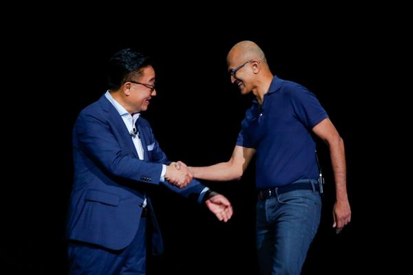 Президент Samsung Electronics Донджин Кох и генеральный исполнительный директор Microsoft Сатья Наделла на презентации Samsung Galaxy Note 10 в Барклайс-Центре в Бруклине, Нью-Йорк Президент Samsung Electronics Донджин Кох и генеральный исполнительный директор Microsoft Сатья Наделла на презентации Samsung Galaxy Note 10 в Барклайс-Центре в Бруклине, Нью-Йорк - Sputnik Mundo