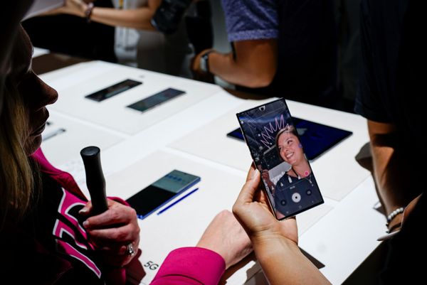 Люди тестируют Samsung Galaxy Note 10 в Барклайс-Центре в Бруклине, Нью-Йорк Люди тестируют Samsung Galaxy Note 10 в Барклайс-Центре в Бруклине, Нью-Йорк - Sputnik Mundo
