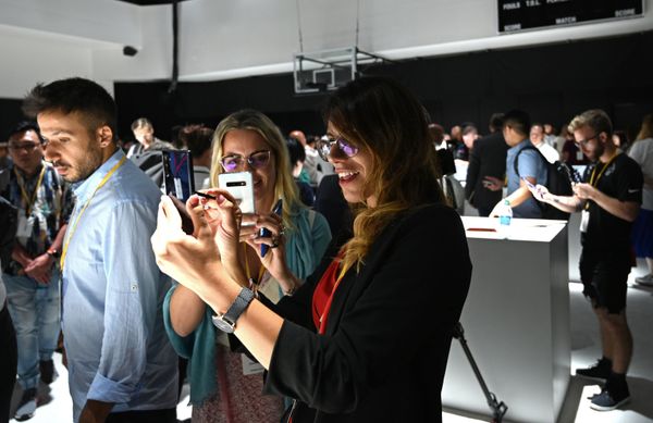 Люди на презентации Samsung Galaxy Note 10 в Барклайс-Центре в Бруклине, Нью-Йорк Люди на презентации Samsung Galaxy Note 10 в Барклайс-Центре в Бруклине, Нью-Йорк - Sputnik Mundo