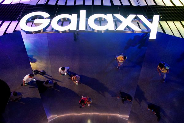 Люди на презентации Samsung Galaxy Note 10 в Барклайс-Центре в Бруклине, Нью-Йорк Люди на презентации Samsung Galaxy Note 10 в Барклайс-Центре в Бруклине, Нью-Йорк - Sputnik Mundo