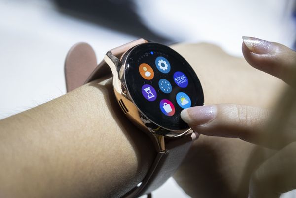 Часы Samsung Galaxy Watch Active 2 на презентации в Барклайс-Центре в Бруклине, Нью-Йорк Часы Samsung Galaxy Watch Active 2 на презентации в Барклайс-Центре в Бруклине, Нью-Йорк - Sputnik Mundo